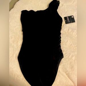 New, with tag , Swim suit. With a classy off shoulder. Very Elegant!!!